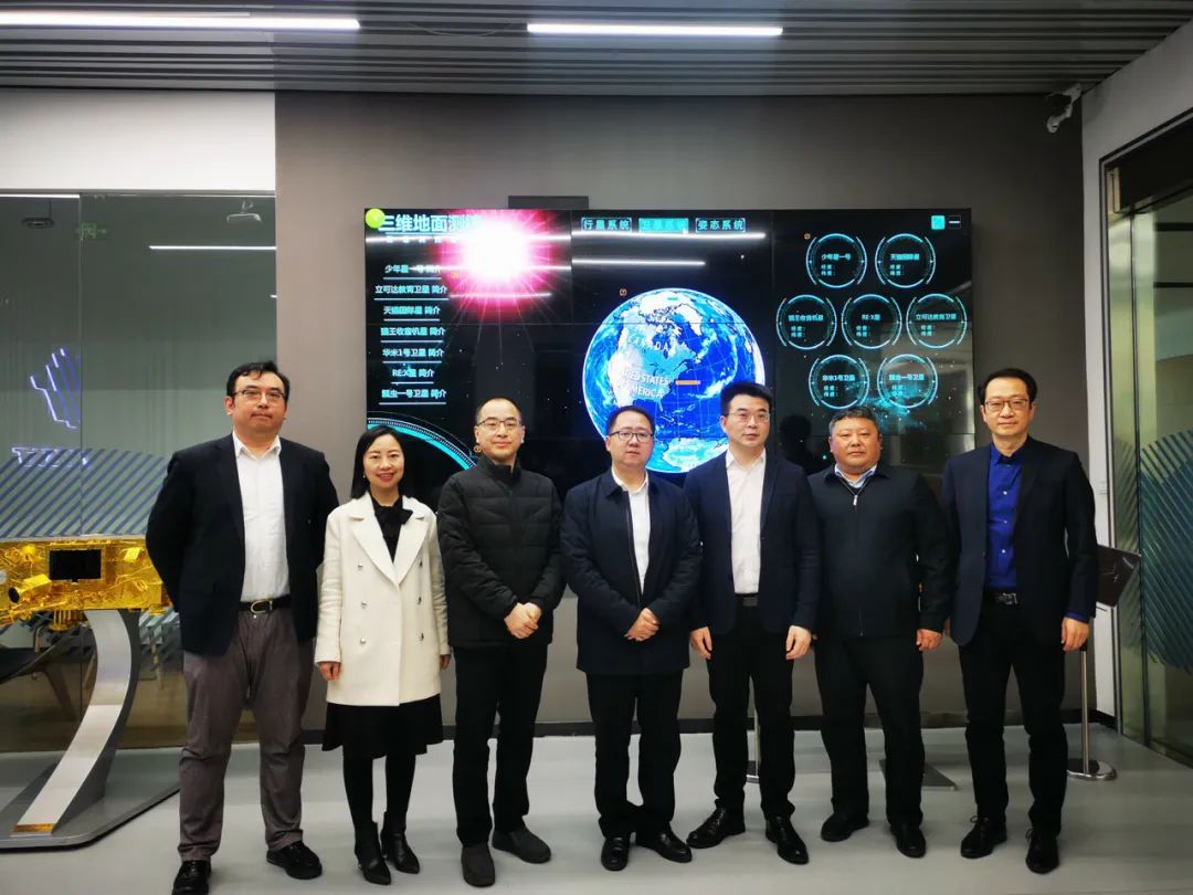 宜賓市臨港經(jīng)開區(qū)管委會劉彬主任一行蒞臨九天微星集團考察交流